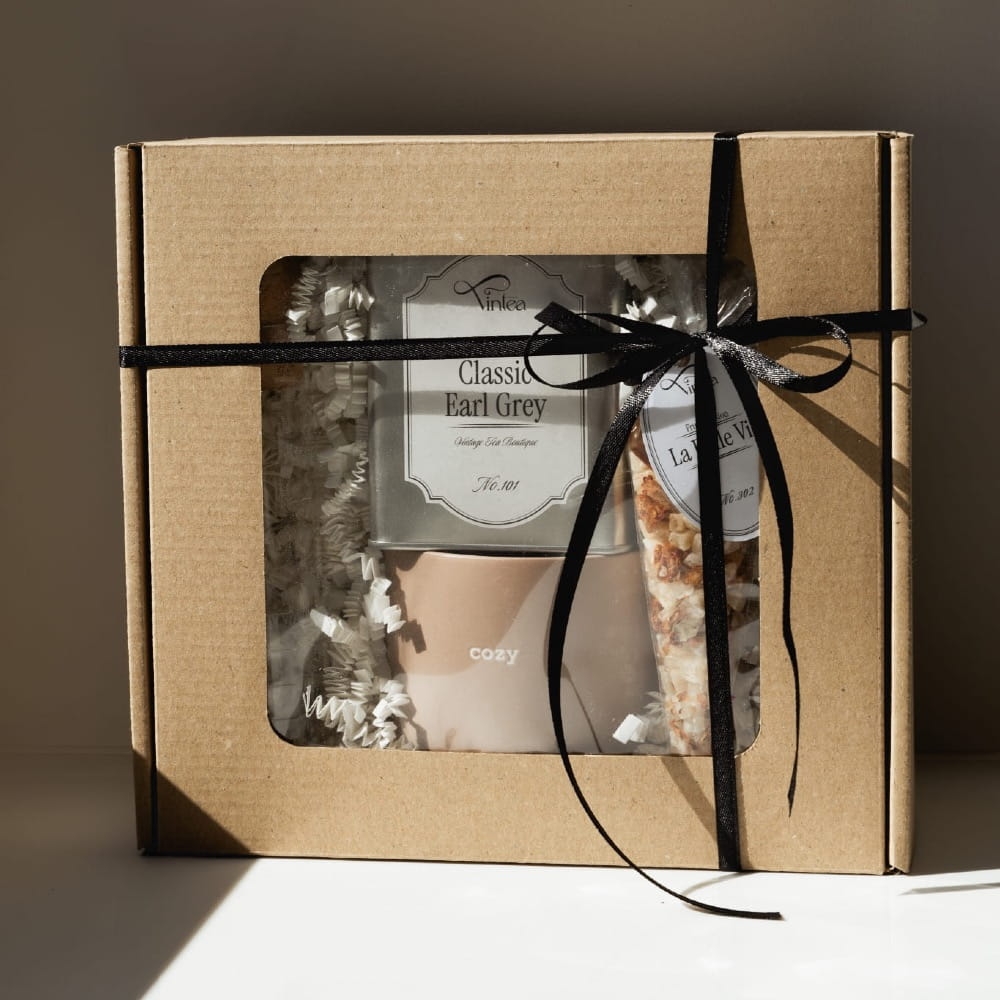 Mały zestaw prezentowy, prezent na każdą okazję z herbatą, kubkiem i szklanym zaparzaczem