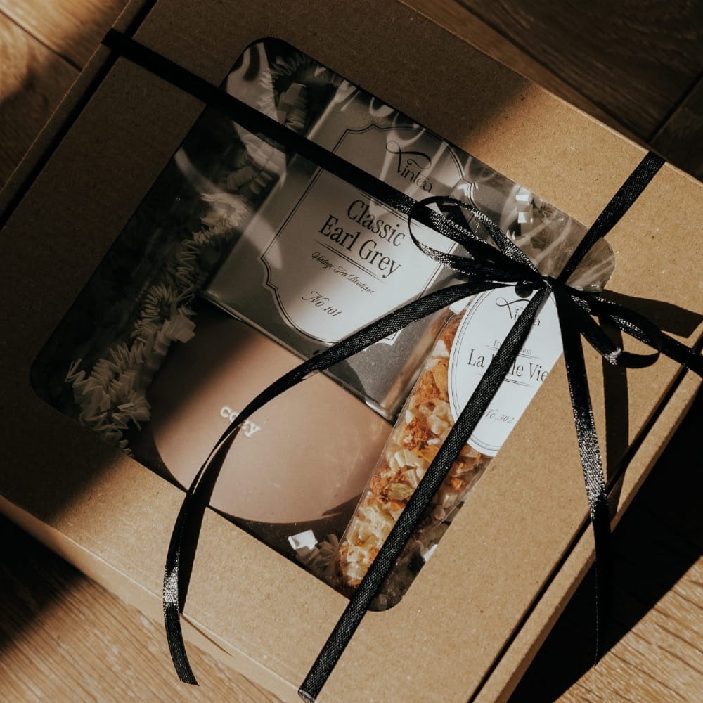 Zestaw prezentowy z herbatą premium, herbata w puszce, kubek, zaparzacz do herbaty szklany