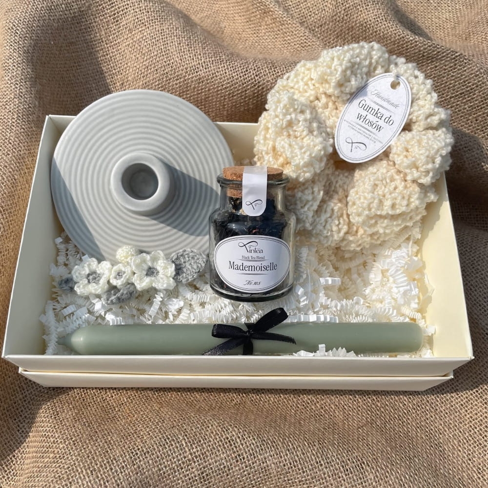 Prezent ze świecznikiem, herbatą premium w słoiczku, gumką handmade i spinką w kwiaty handmade