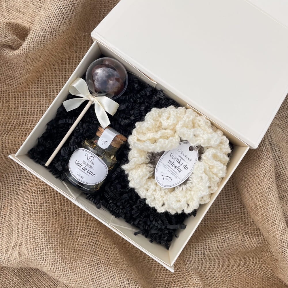 Zestaw prezentowy z gumką handmade, herbatą premium i słodkim, czekoladowym lizakiem