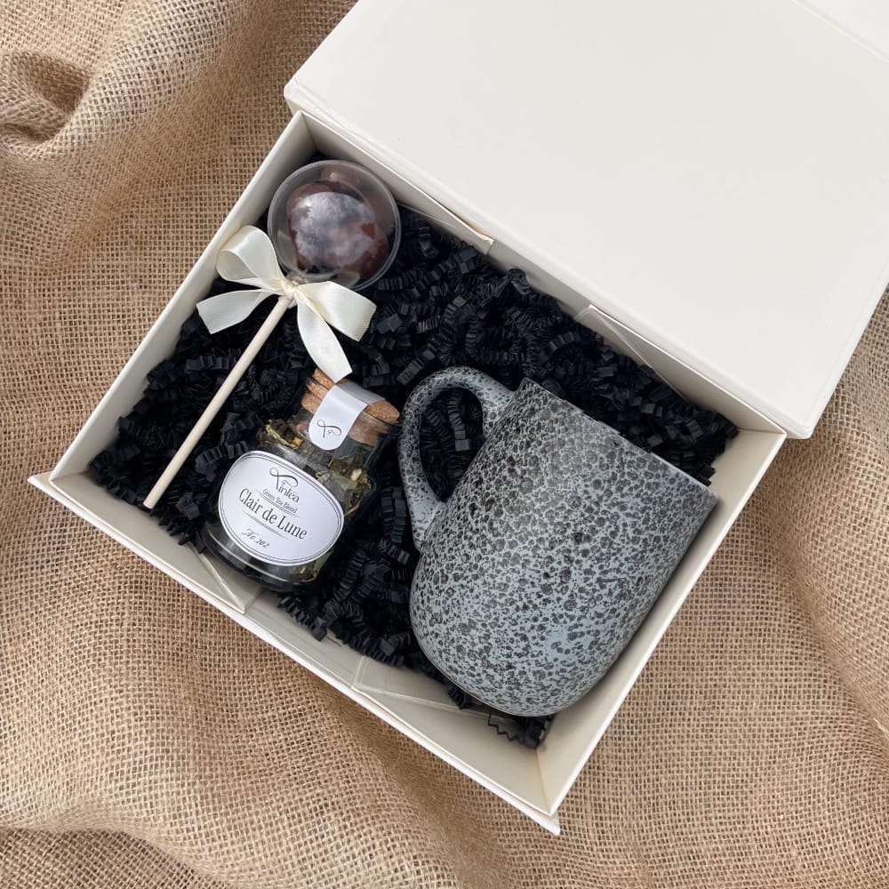 Zestaw prezentowy z ceramicznym kubkiem, herbatą premium w słoiku oraz słodkim, czekoladowym lizakiem