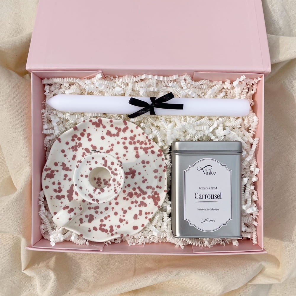 Różowy zestaw prezentowy  z ceramicznym świecznikiem i herbatą premium w puszce