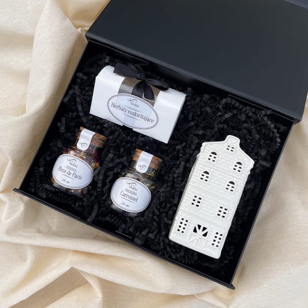 Klasyczny zestaw prezentowy z herbatą rozkwitającą, dwiema herbatami premium w słoikach i ceramicznym domkiem