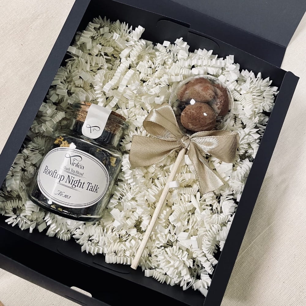 Drobny upominek, prezent z herbatą premium i słodkim lizakiem