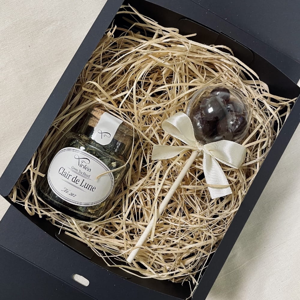 Drobny upominek z herbatą premium w słoiczku i słodkim lizaczkiem