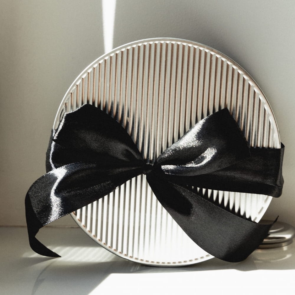 Metalowa puszka z kokardą