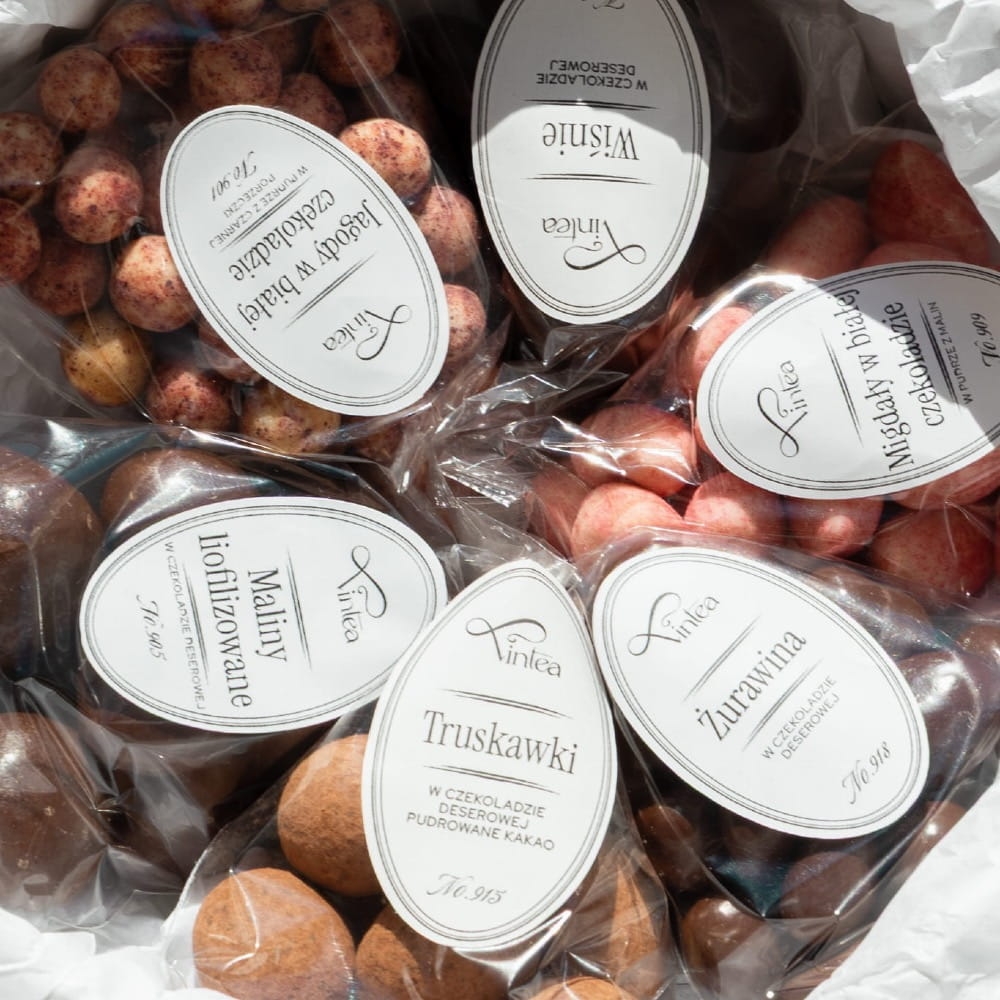 Bombonierka z wysokiej jakości owocami i orzechami w czekoladzie.