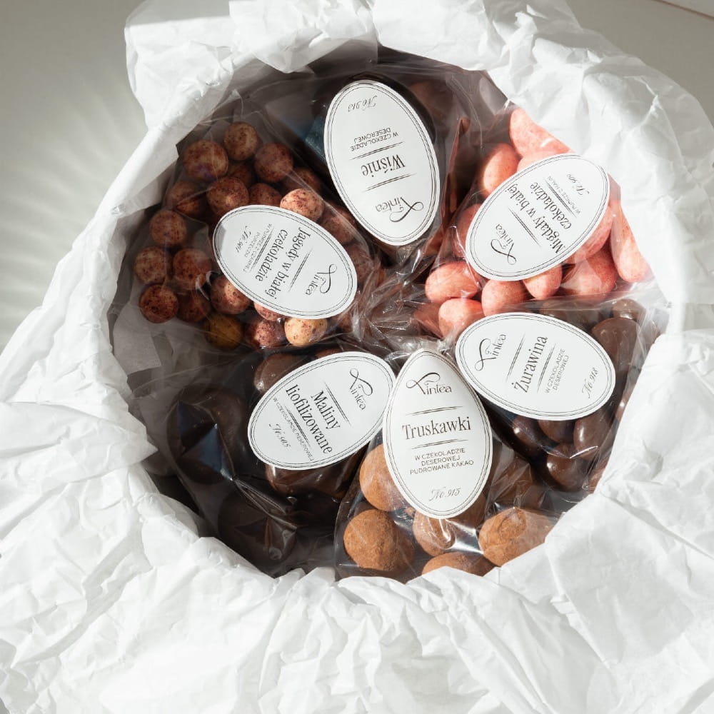 Bombonierka z wysokiej jakości owocami i orzechami w czekoladzie.