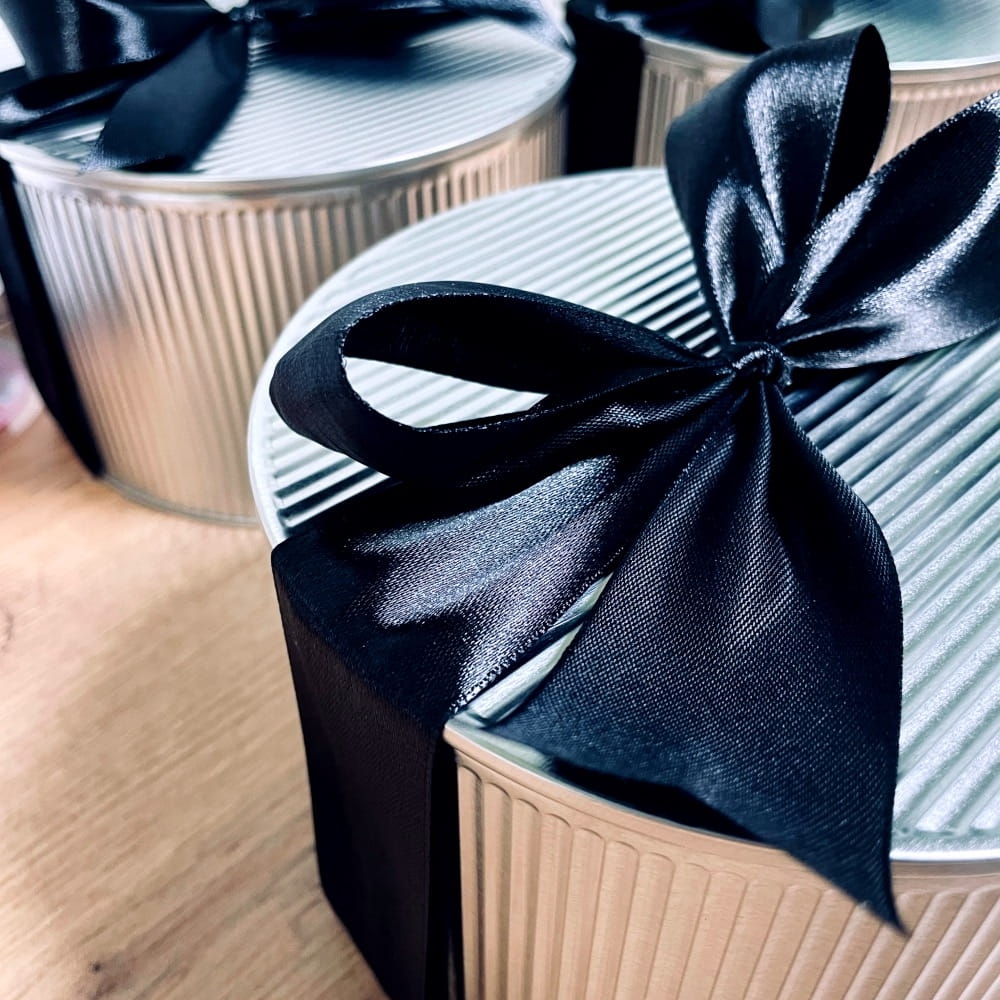 Metalowa puszka z kokardą