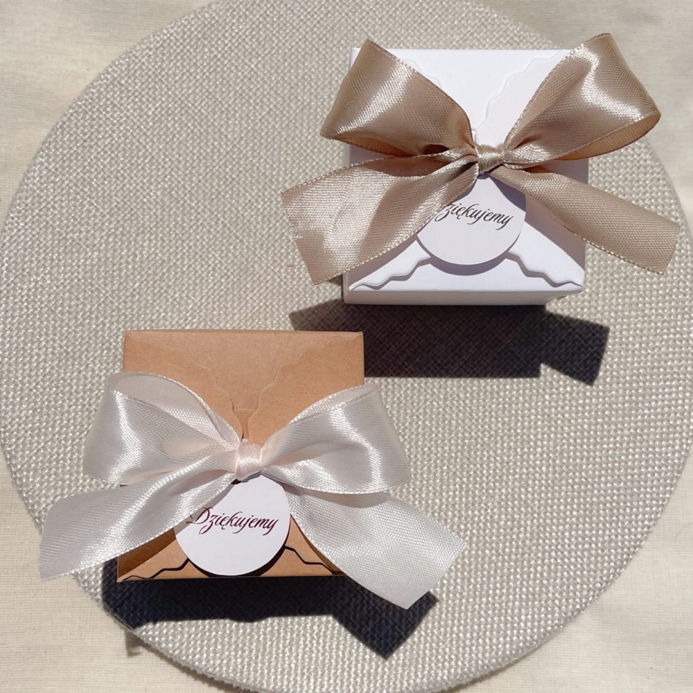 Upominek dla gości, drobny prezent w pudełku z kokardką. Do wyboru pudełko białe lub brązowe craftowe. Wypełnienie, do wyboru: herbata sypana, herbata rozkwitająca, słodycze.