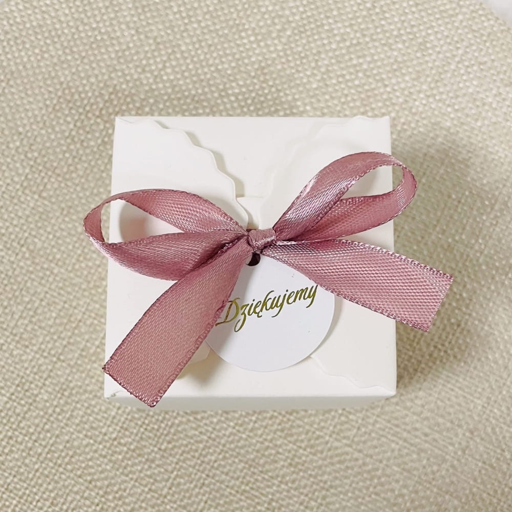 Upominek dla gości, drobny prezent w pudełku z kokardką. Wypełnionym, do wyboru: herbatą sypaną, herbatą rozkwitająca, słodyczami.