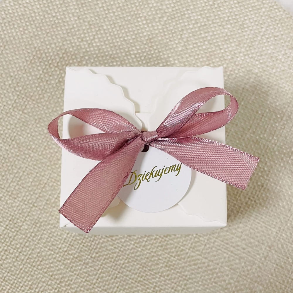 Upominek dla gości, drobny prezent w pudełku z kokardką. Wypełnionym, do wyboru: herbatą sypaną, herbatą rozkwitająca, słodyczami.