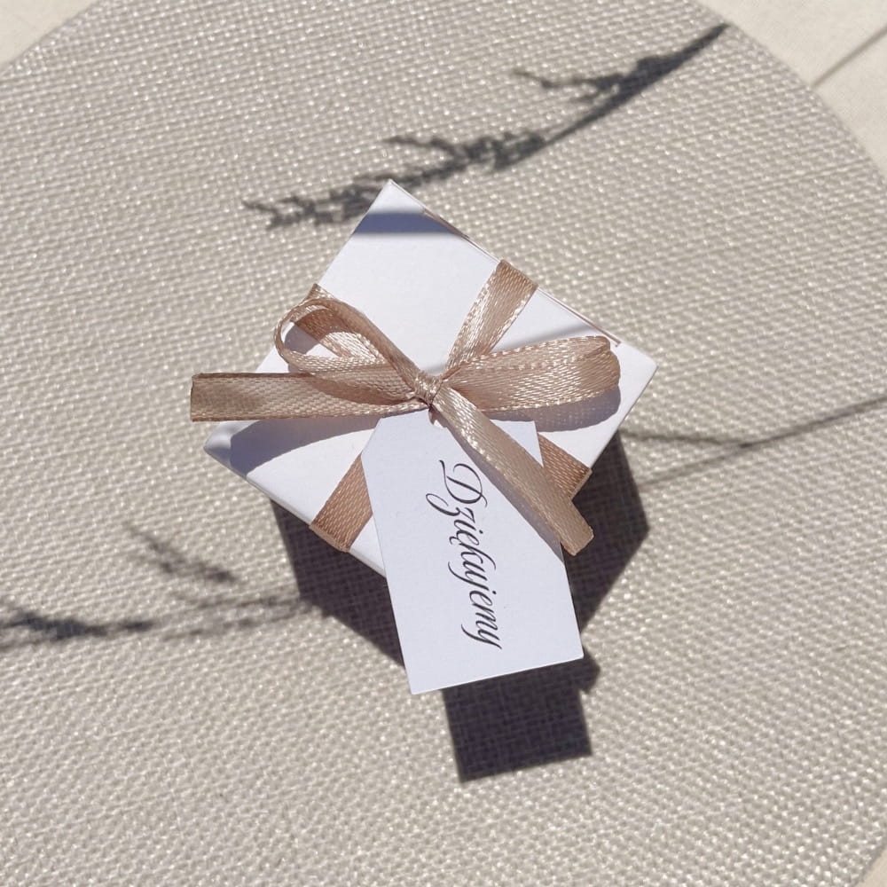 Upominek dla gości, drobny prezent w pudełku z kokardką. Wypełnionym, do wyboru: herbatą sypaną, herbatą rozkwitająca, słodyczami.