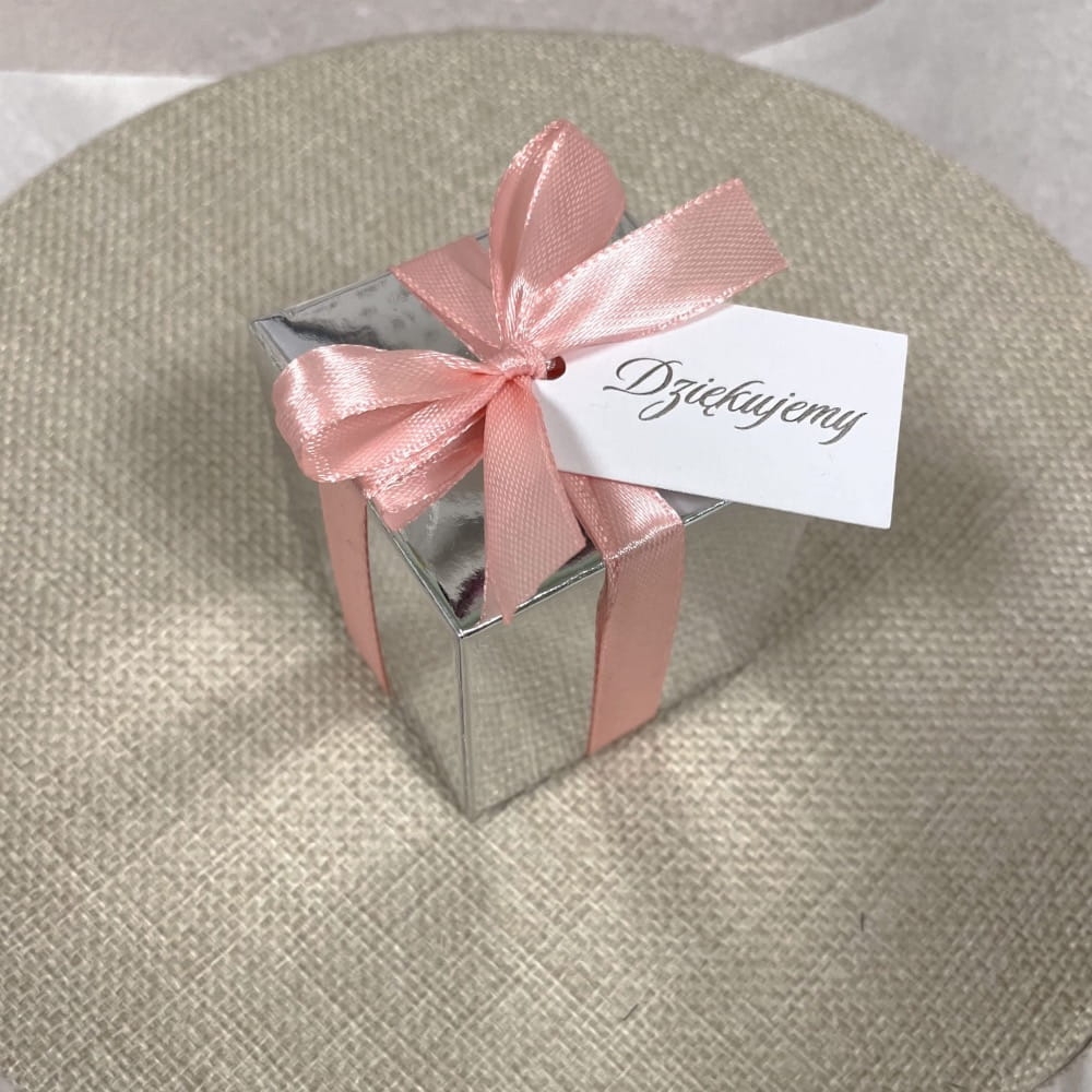 Upominek dla gości, drobny prezent w pudełku z kokardką. Wypełnionym, do wyboru: herbatą sypaną, herbatą rozkwitająca, słodyczami.