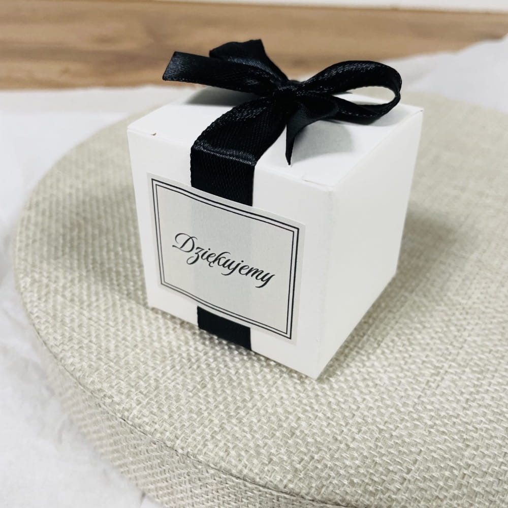 Upominek dla gości, drobny prezent w pudełku z kokardką. Wypełnionym, do wyboru: herbatą sypaną, herbatą rozkwitająca, słodyczami.