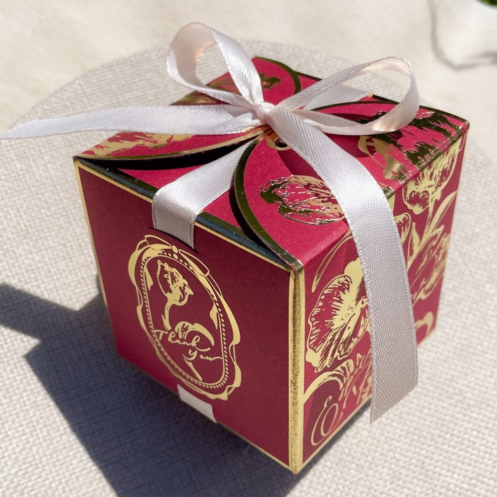 Prezent dla gości w złoconym pudełku. Wypełnienie, do wyboru: herbata sypana, herbata rozkwitająca, słodycze.