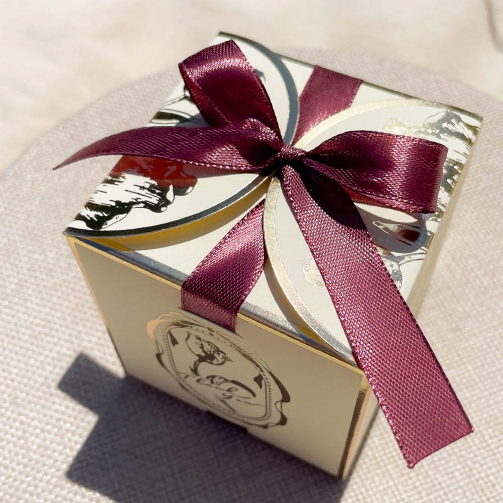 Prezent dla gości w złoconym pudełku. Wypełnienie, do wyboru: herbata sypana, herbata rozkwitająca, słodycze.