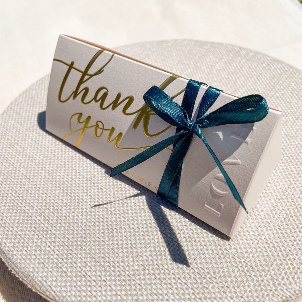 IMG_0406.jpgUpominek dla gości w kremowym, perłowym pudełku ze słotym napisem. Wypełnienie do wyboru: herbata sypana, herbata rozkwitająca lub słodkie przekąski.