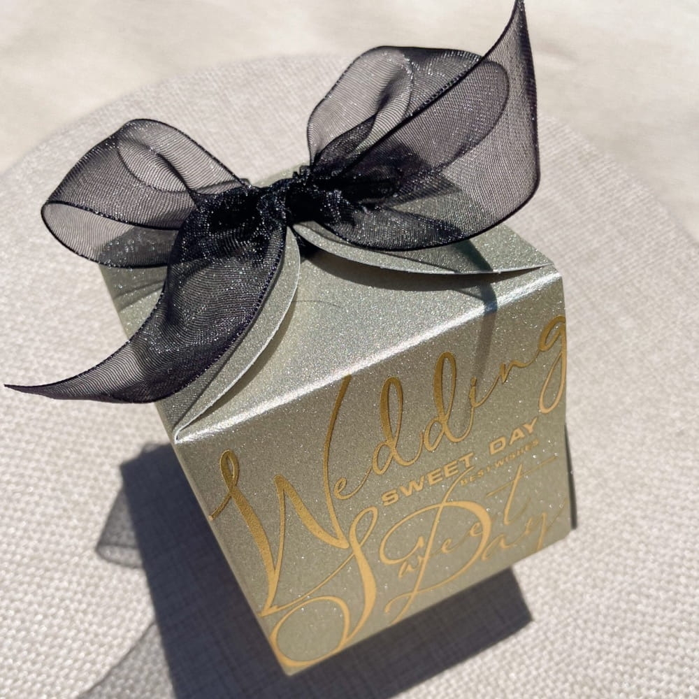 Brokatowy prezent dla gości weselnych. Do wyboru herbata sypana, herbata rozkwitająca lub słodkie przekąski.