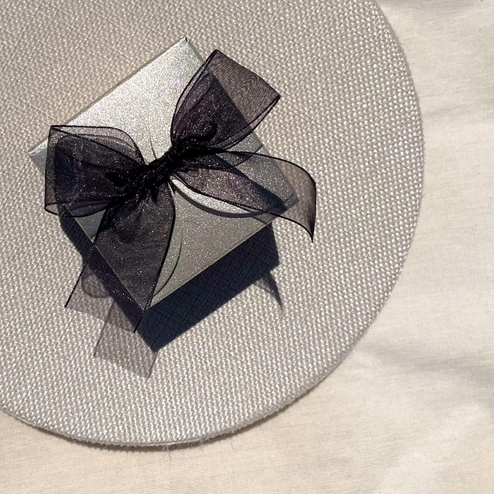 Brokatowy prezent dla gości weselnych. Do wyboru herbata sypana, herbata rozkwitająca lub słodkie przekąski.