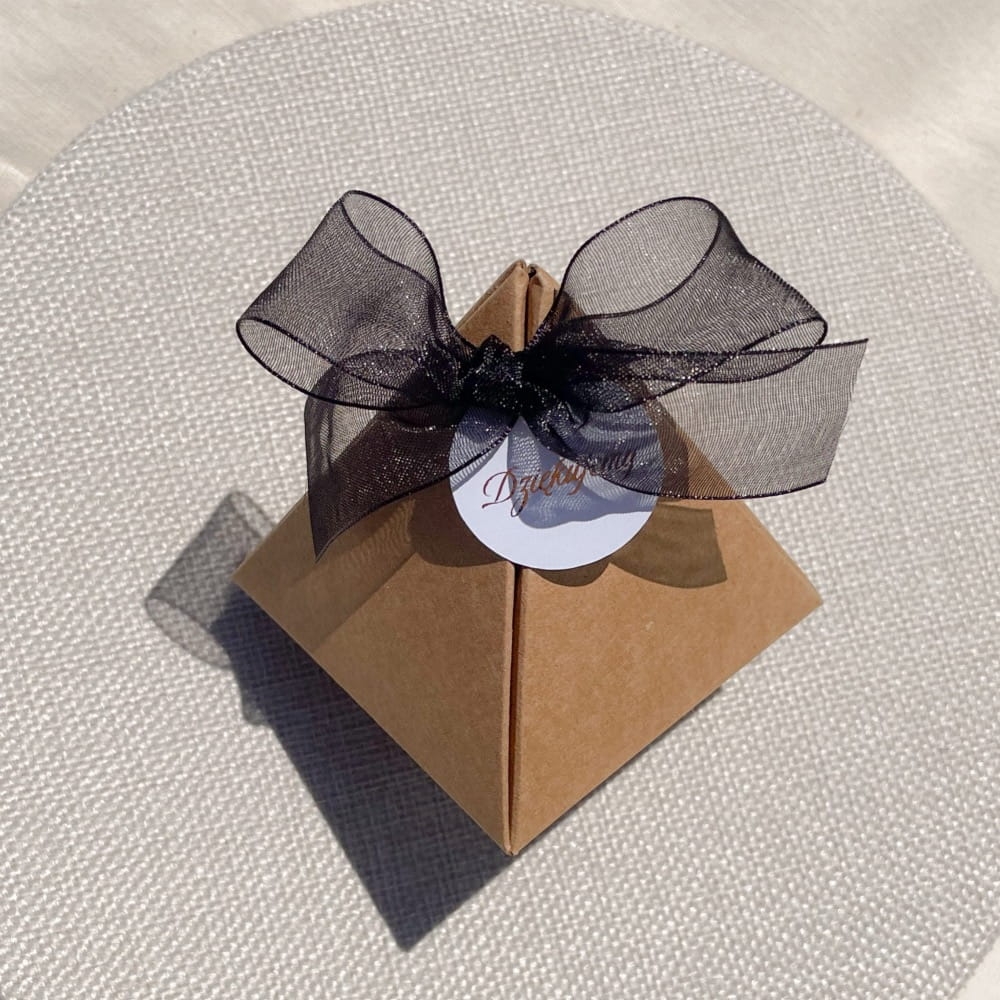 Prezent, upominek w kształcie trójkątnej piramidki z brązowego craftowego papieru. Idealny prezent dla gości.