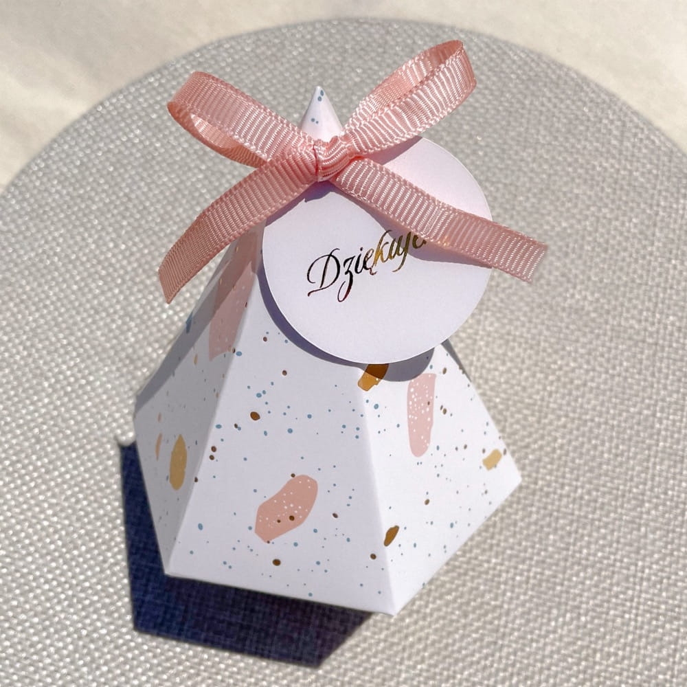 Kolorowa piramidka to idealny prezent dla gości. Do wyboru wypełnienie: herbata sypana, herbata rozkwitająca, orzechy i owoce w czekoladzie