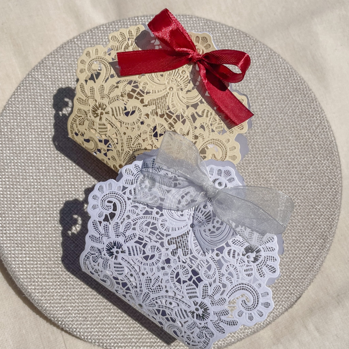 Koronkowe pudełka upominkowe z wypełnieniem do wyboru.