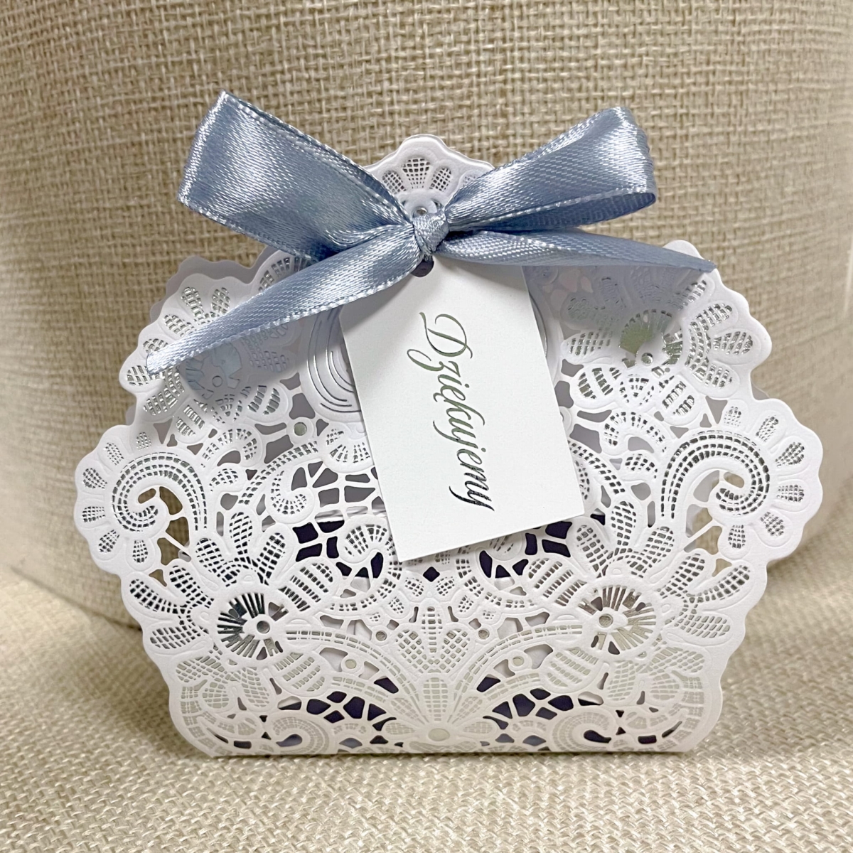 Koronkowe pudełka upominkowe z wypełnieniem do wyboru.