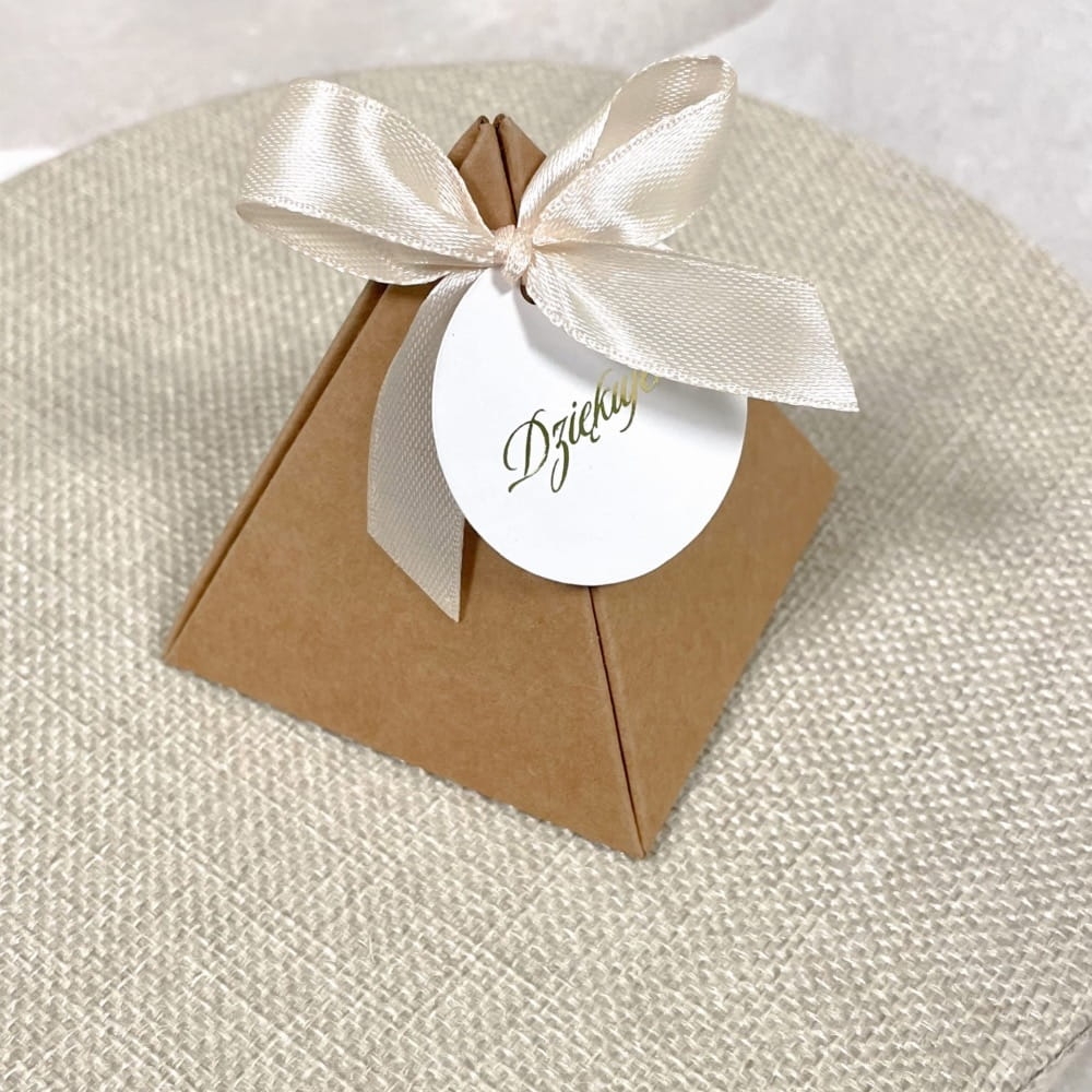 Prezent, upominek w kształcie trójkątnej piramidki z brązowego craftowego papieru. Idealny prezent dla gości.
