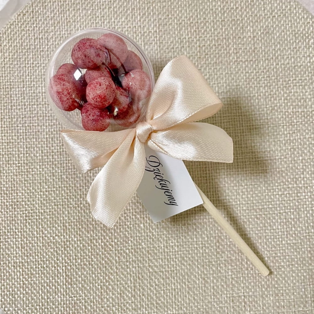 Upominek dla gości w formie lizaka z czekoladkami w środku. Uroczy i zachwycający prezent dl gości