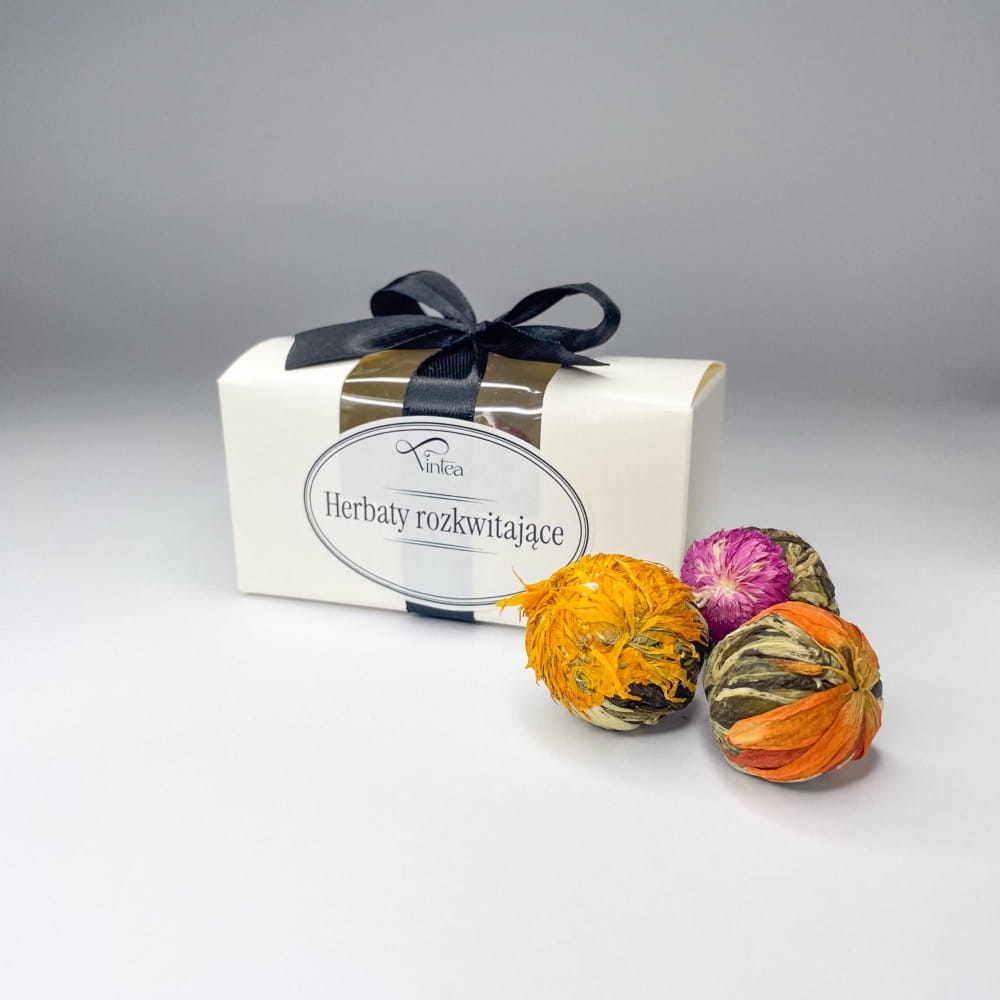 Drobny upominek z kokardą mieści w sobie trzy kulki herbaciane, które rozkwitają po wrzuceniu do wody.