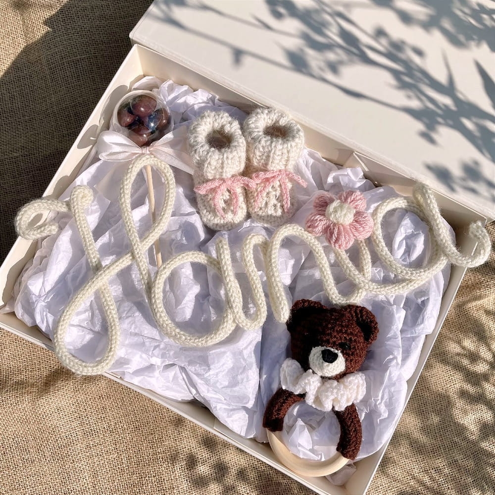 tempImagep0xs3s.jpgZestaw prezentowy dla noworodka, z ręcznie wykonywanymi elementami. W zestawie znajduje się: imię z włóczki, skarpetki/buciki, grzechotka w kształcę misia i liofilizowane maliny w czekoladzie w formie lizaka.