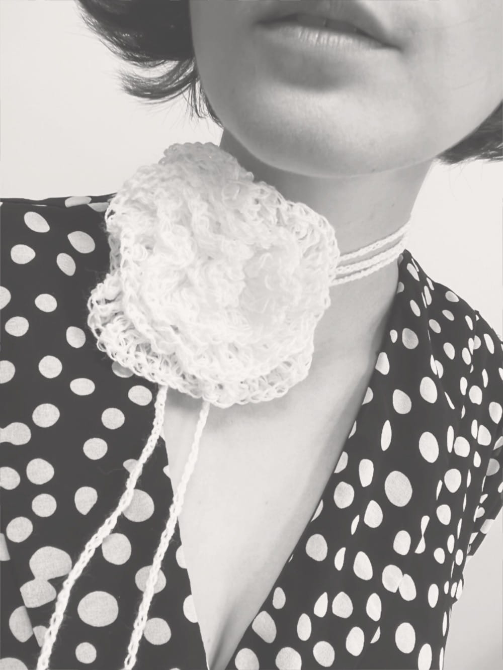 Ręcznie robiony choker z dużą szydełkowaną różą.