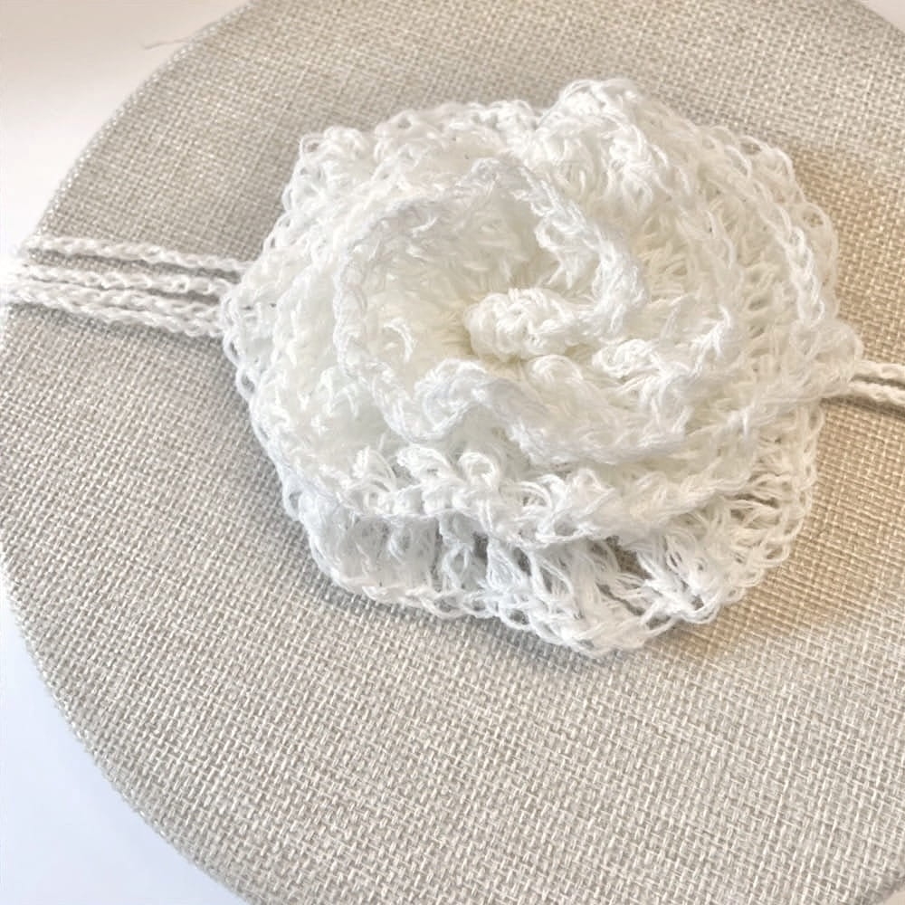 Szydełkowany naszyjnik z różą