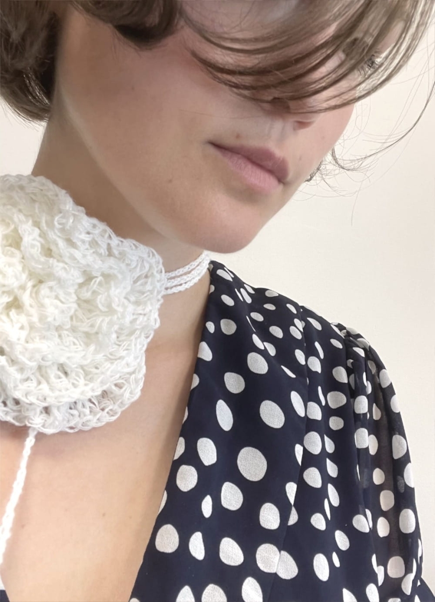 Ręcznie robiony choker z dużą różą robioną na szydełku.