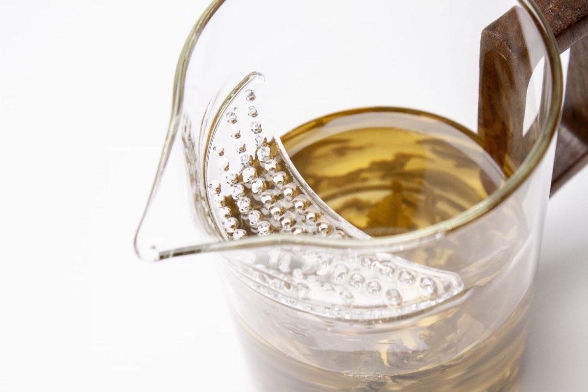 Szklany dzbanek z wbudowanym sitkiem, do parzenia herbaty