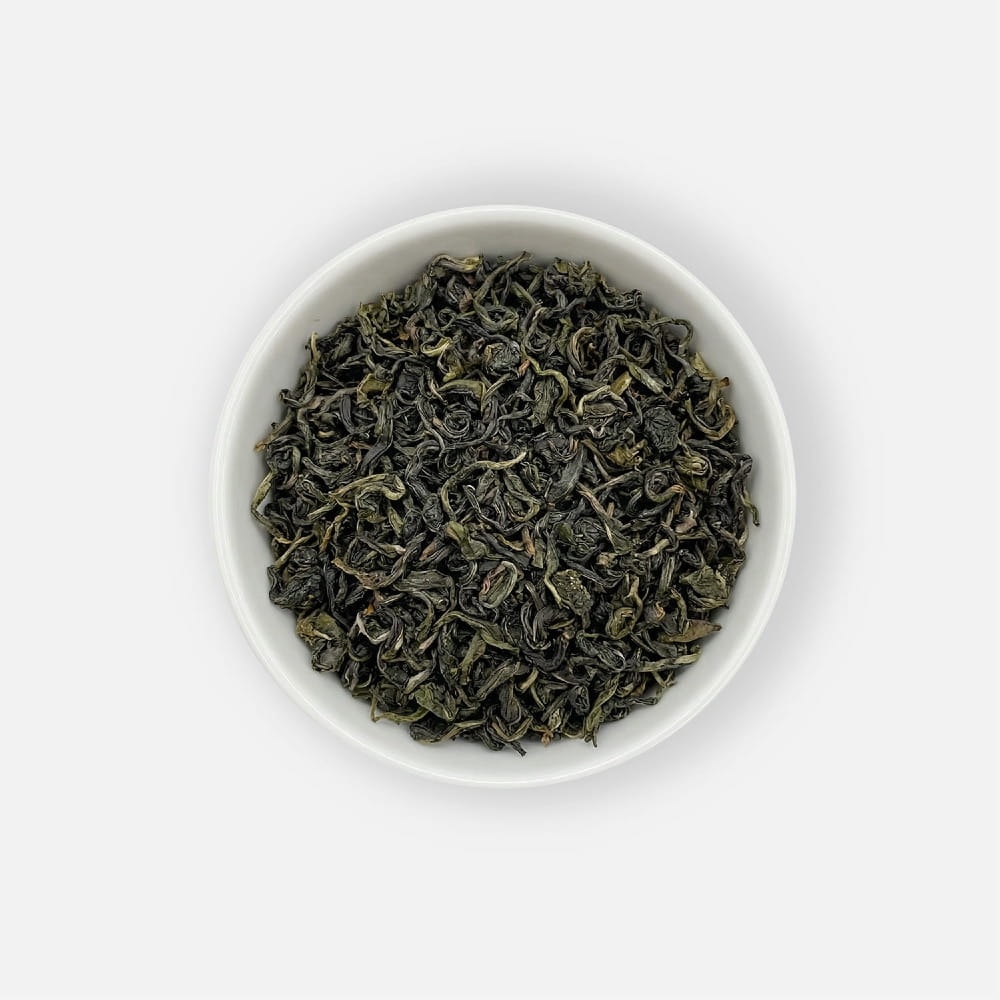 Biała herbata liściasta White Monkey, podana w białej miseczce, ujęcie z góry.