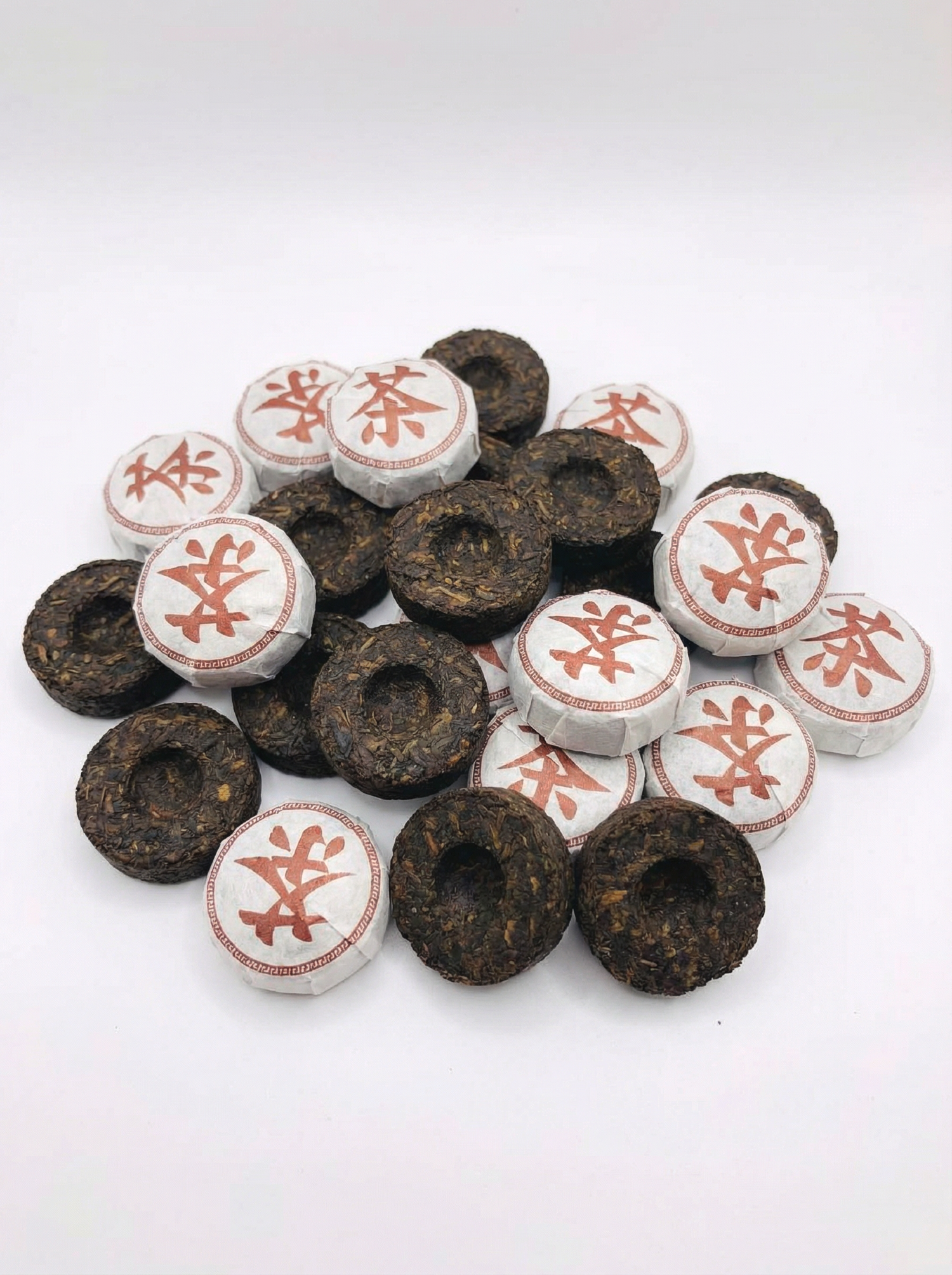 Czerwona herbata Pu-Erh Toucha sprasowana w formę małego gniazdka.