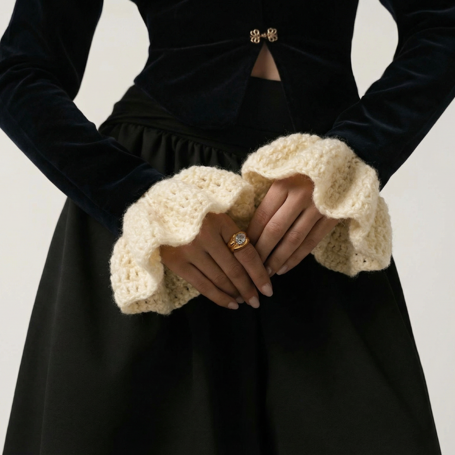 Modelka z dzierganymi rękawkami na nadgarstkach.