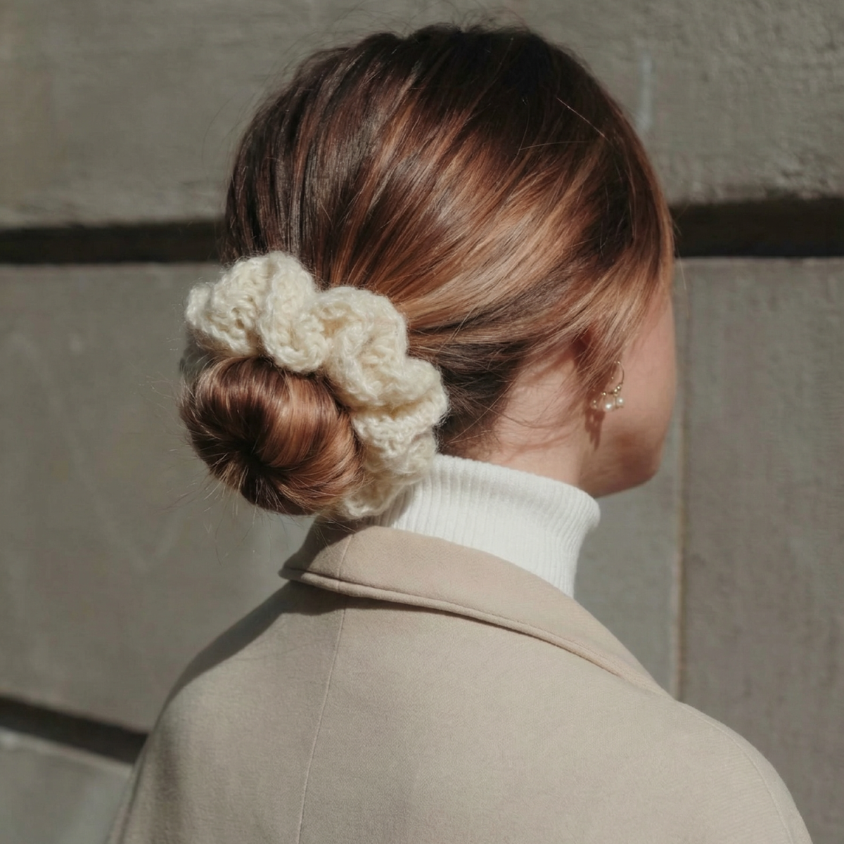 Ręcznie robiona gumka do włosów na szydełku wykonana z materiałów z upcyklingu, pokazana na włosach modelki.