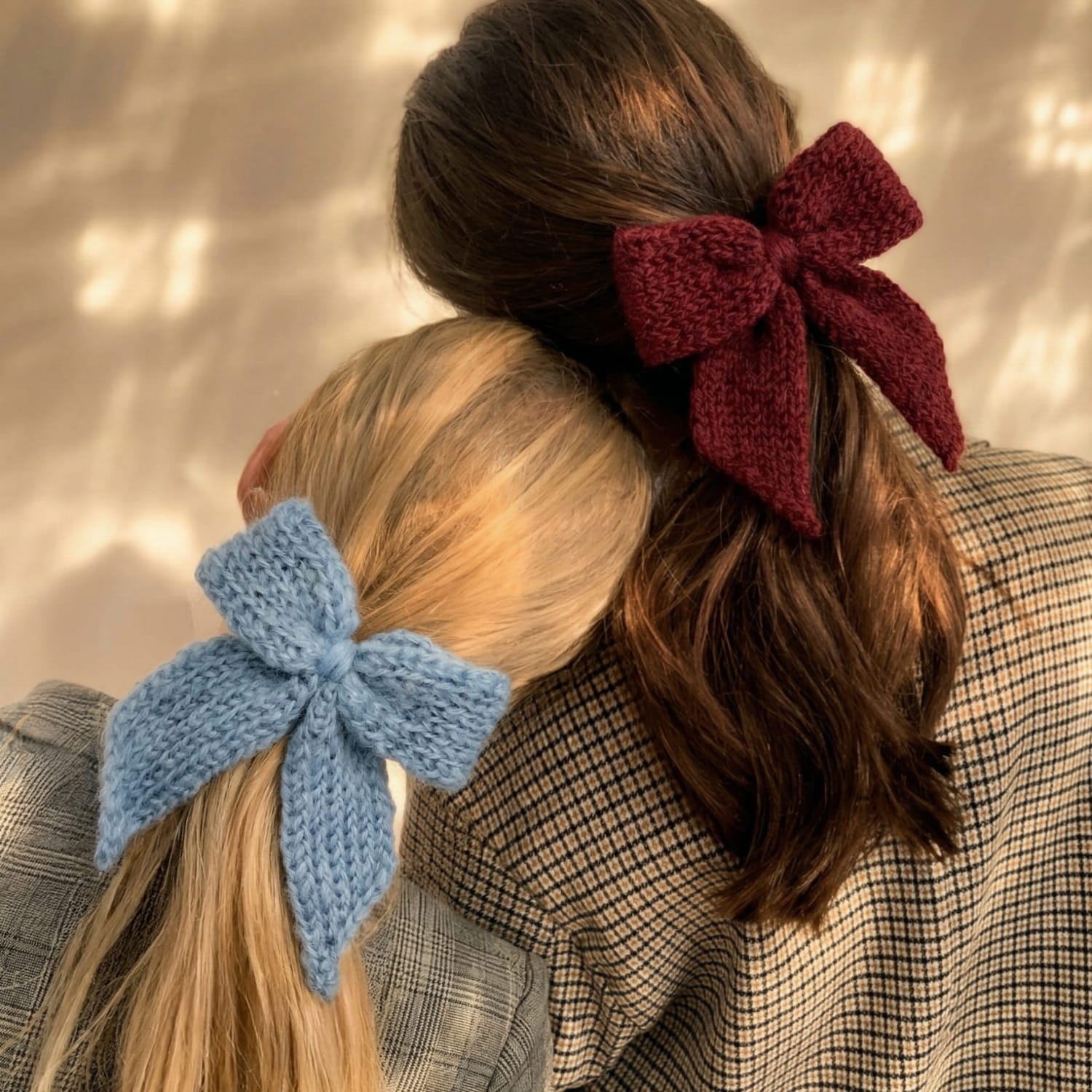 Ręcznie dziergane  spinki do włosów w formie kokardy.