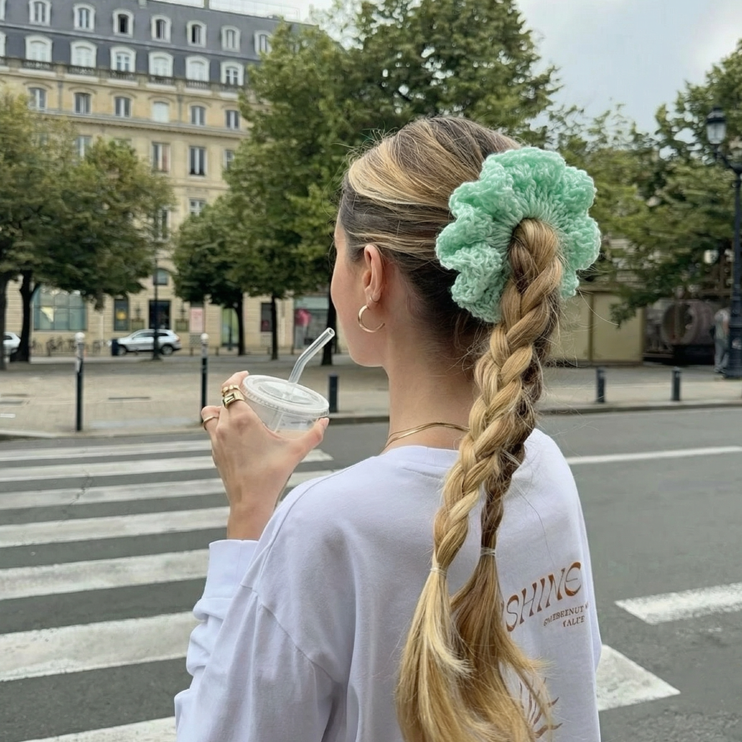 Ręcznie robiona gumka do włosów na szydełku wykonana z materiałów z upcyklingu, pokazana na włosach modelki.