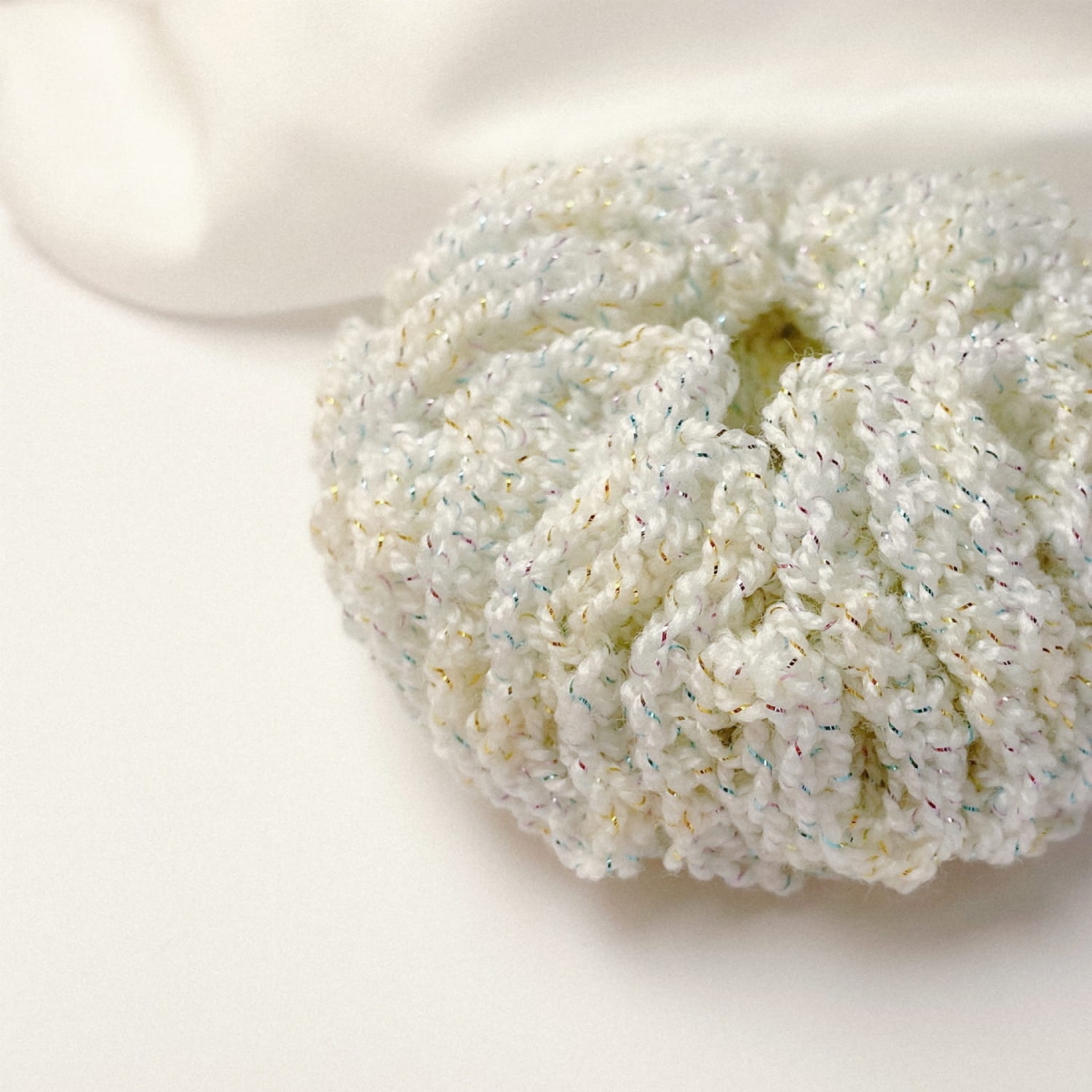 Ręcznie robiona, tęczowa  gumka do włosów na szydełku wykonana z materiałów z upcyklingu.