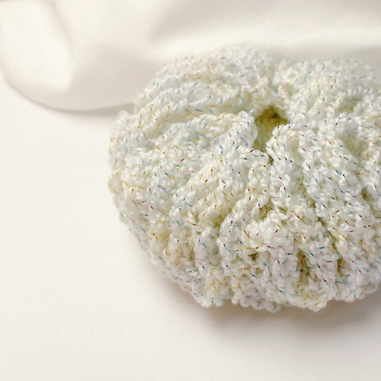 Ręcznie robiona, tęczowa  gumka do włosów na szydełku wykonana z materiałów z upcyklingu.