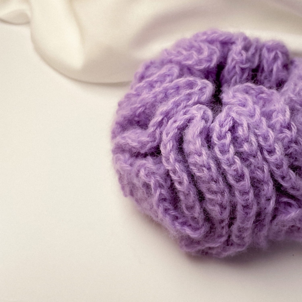 Ręcznie robiona, puchata  gumka do włosów na szydełku wykonana z materiałów z upcyklingu.