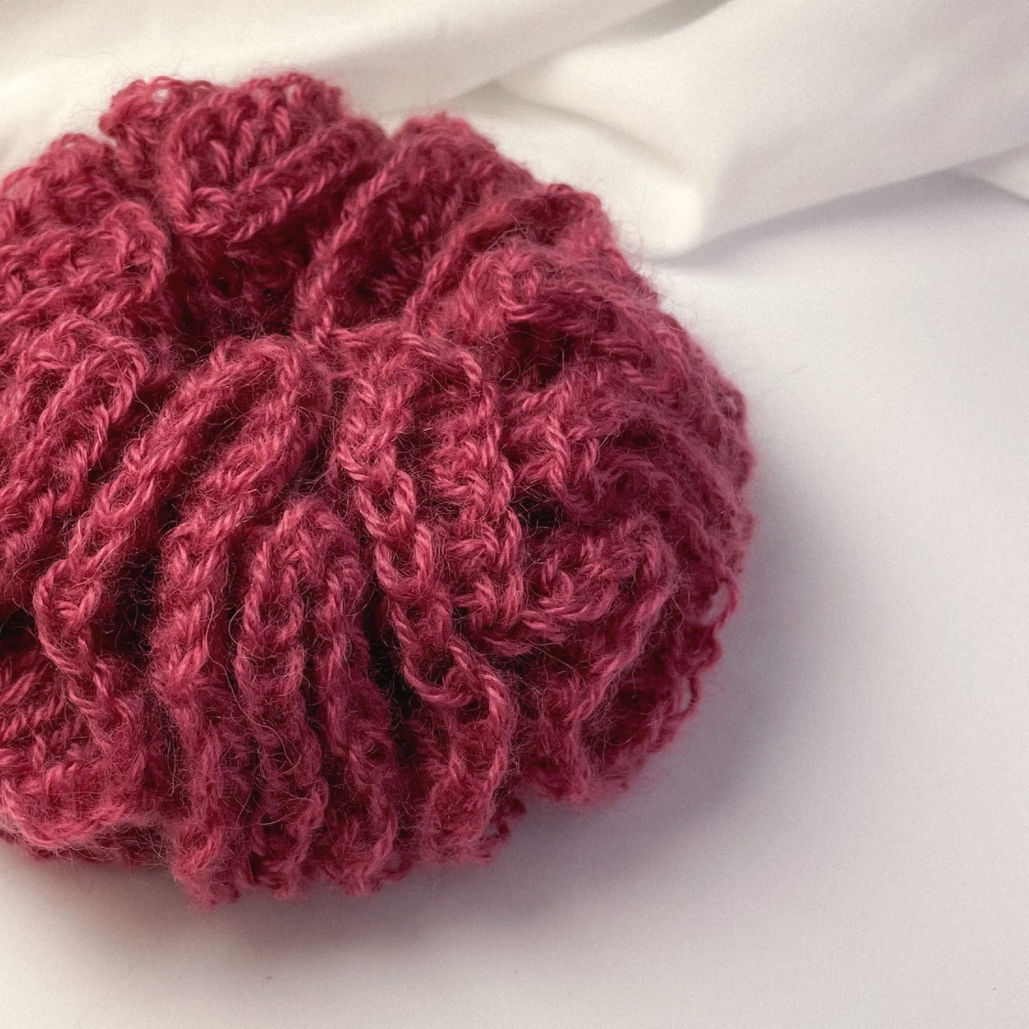 Ręcznie robiona, puchata  gumka do włosów na szydełku wykonana z materiałów z upcyklingu