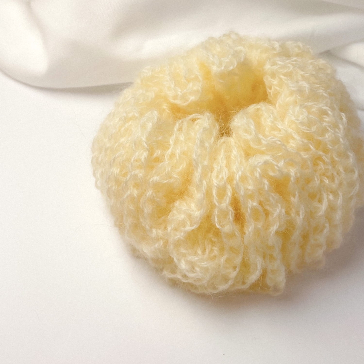 Ręcznie robiona, puchata  gumka do włosów na szydełku wykonana z materiałów z upcyklingu,