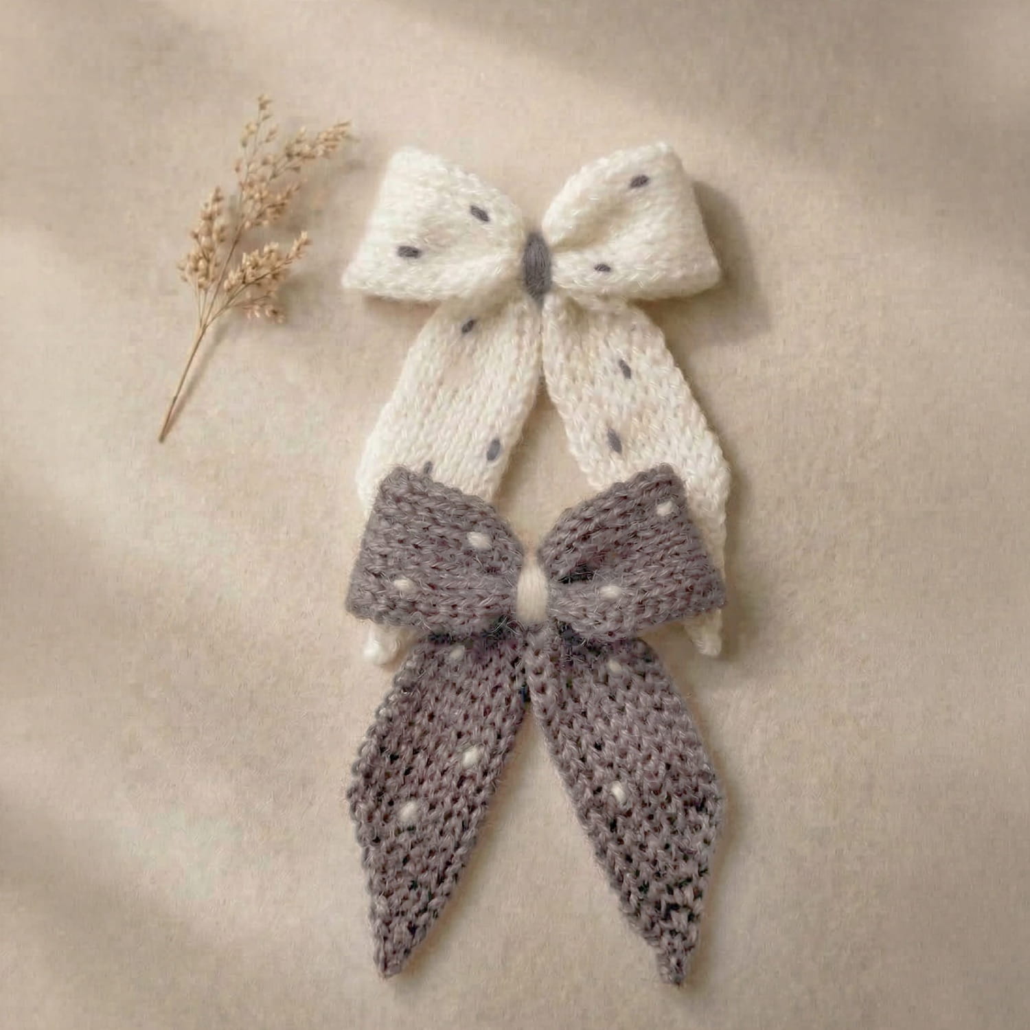 Ręcznie dziergane dwie spinki do włosów w formie kokardy w kropki.