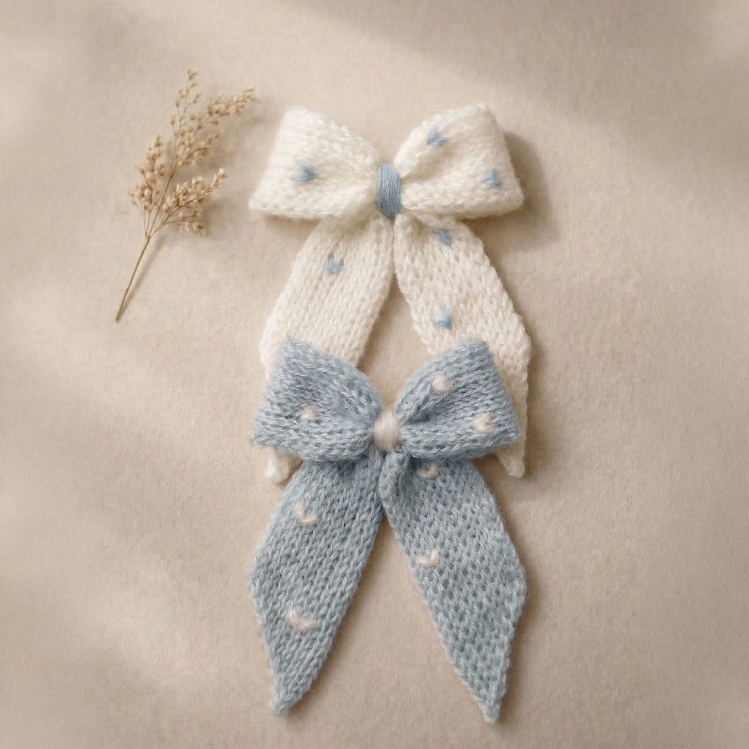 Ręcznie dziergane dwie spinki do włosów w formie kokardy w kropki.