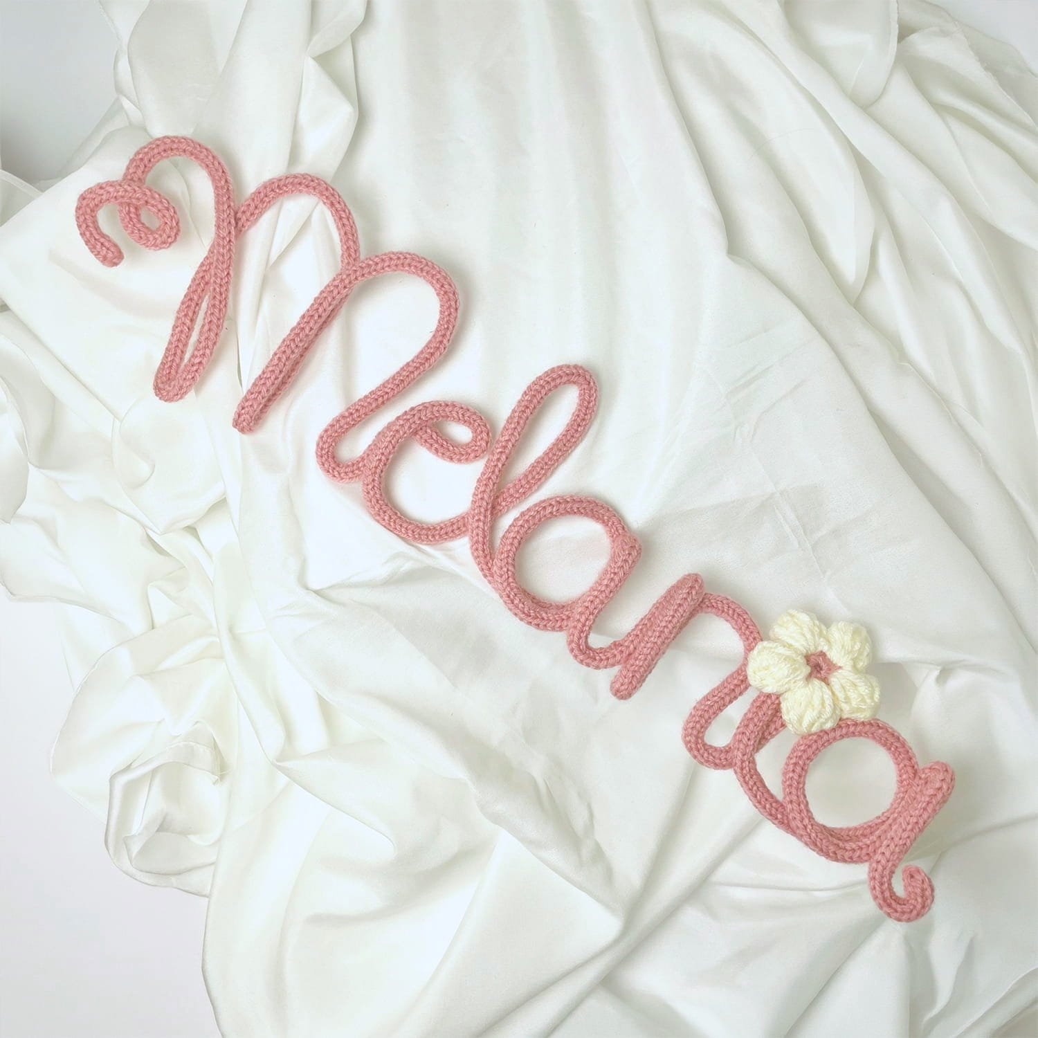 Napis z włóczki, imię